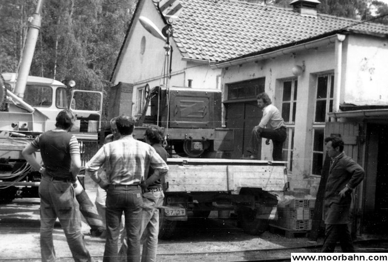 Aufnahme vom Abbau und Abtransport der Moorbahn im August 1982. 